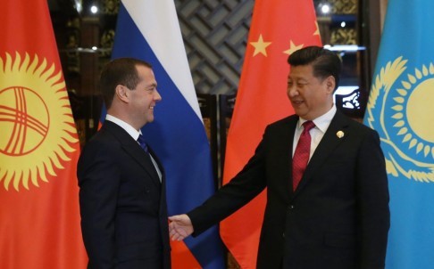 Thủ tướng Nga và Chủ tịch Trung Quốc bên lề hội nghị quốc tế về Internet lần 2 tại Chiết Giang, Trung Quốc. Ảnh: EPA.