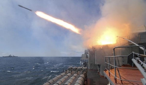 Nga phóng tên lửa hành trình từ biển Caspian để tiêu diệt ISIS, một động thái được xem là &quot;giết gà dùng dao mổ trâu&quot;, ảnh: Fars News.