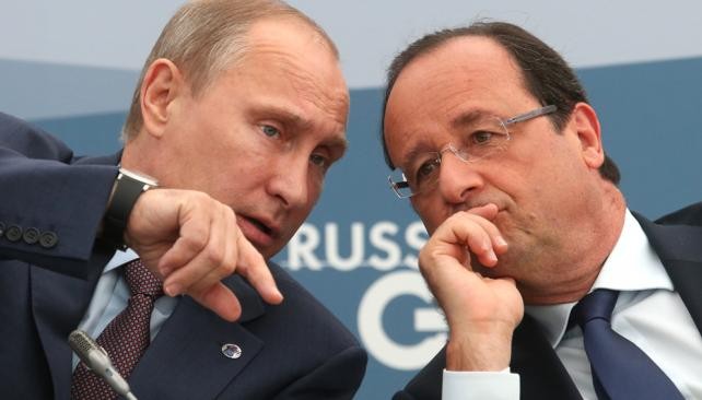 Tổng thống Pháp Hollande và Tổng thống Nga Vladimir Putin đã bắt tay cam kết hợp tác chống khủng bố sau vụ thảm sát tại Paris. Nhưng đó chưa chắc đã là câu trả lời cho nước Pháp. Ảnh minh họa: AP.