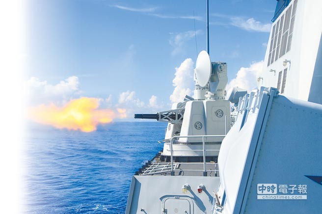 Tàu chiến Trung Quốc tập trận bắn đạn thật ở Biển Đông. Ảnh: China Times.