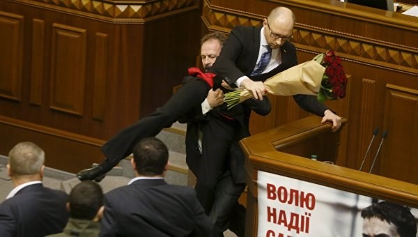 Trò hề chính trị đã diễn ra ngay tại Quốc hội Ukraine khi Thủ tướng bị nghị sĩ nhấc bổng, lôi khỏi bục phát biểu. Ảnh: Ria Novosti.