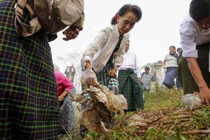 Bà Aung San Suu Kyi lặng lẽ nhặt rác, cổ động thay đổi hành vi, bảo vệ môi trường sau chiến thắng. Ảnh: The Straits Times.