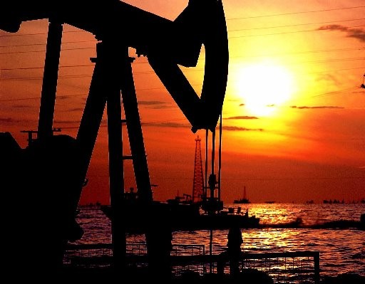 Giá dầu thô giảm sâu liên tục đã gây ra nhiều khó khăn, thậm chí bất ổn cho các nước xuất khẩu dầu mỏ. Ảnh minh họa: qcostarica.com