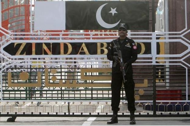 Lính Pakistan canh gác trên biên giới với Ấn Độ, ảnh: Reuters.