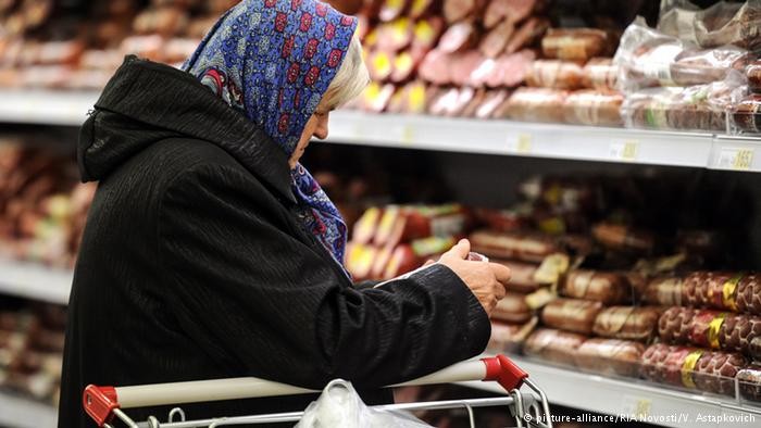 Một người tiêu dùng Nga trong siêu thị, ảnh minh họa: Ria Novosti.