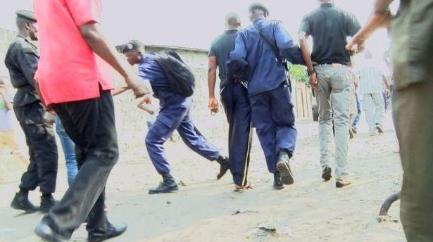 Cảnh sát giải tán bạo loạn – báo hiệu một tương lai vô định cho tương lai đất nước Công hòa Dân chủ Congo và Tổng thống Kabila. Ảnh: BBC.