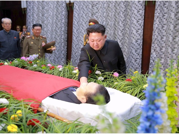 Ông Kim Jong-un òa khóc khi chạm mặt người thuộc cấp lần cuối, ảnh: Đa Chiều.