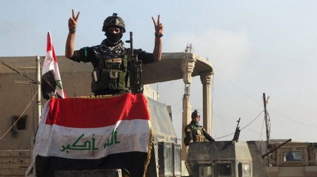 Một người lính Iraq tại Ramadi sau khi tái chiếm được từ tay lực lượng khủng bố, ảnh: Reuters.