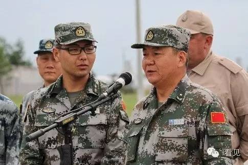 Trương Nham (phải), viên Thiếu tướng vừa bị giáng chức trong vụ cấp dưới đột tử sau khi nhậu với mình.