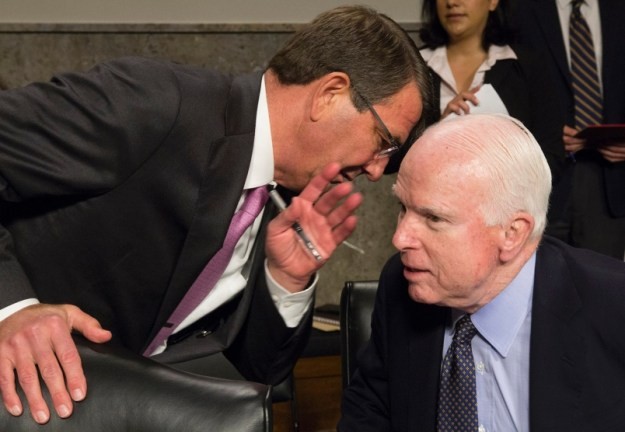 Bộ trưởng Quốc phòng Mỹ Ash Carter và Thượng nghị sĩ John McCain, ảnh: USNI News.