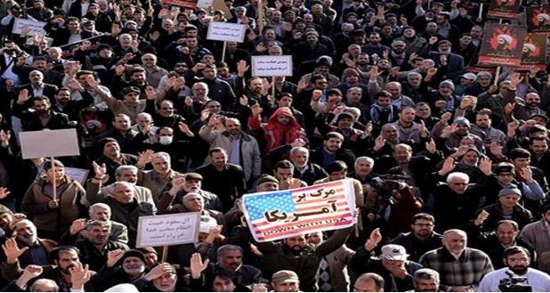 Người dân Iran biểu tình phản đối Ả Rập Saudi hành quyết giáo sĩ Nimr al-Nimr ở Tehran. Ảnh: Reuters.