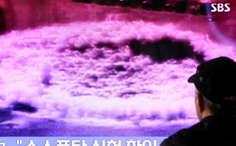 Một người Hàn Quốc theo dõi bản tin trên truyền hình tại Seoul về vụ Triều Tiên tuyên bố thử thành công &quot;bom nhiệt hạch&quot;. Ảnh: Bloomberg/SCMP.