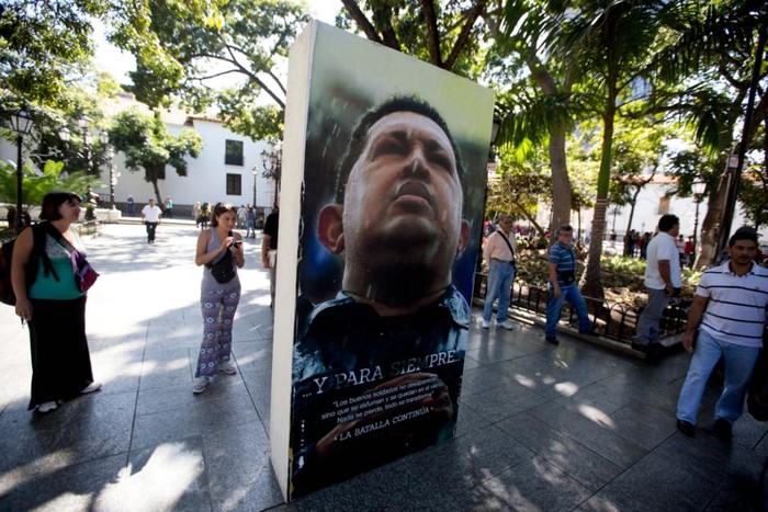 Ảnh chân dung cỡ lớn của cố Tổng thống Venezuela bị phe đối lập gỡ khỏi Quốc hội. Ảnh: AP.