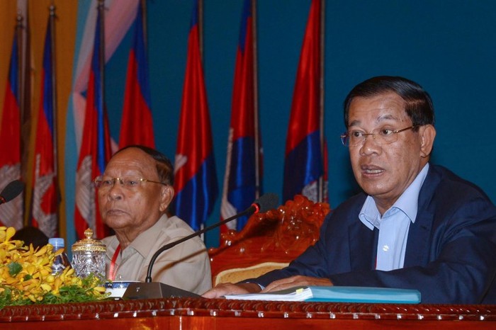 Chủ tịch Quốc hội Campuchia Heng Samrin và Thủ tướng Hun Sen. Ảnh: Khem Sovannara/The Cambodia Daily.