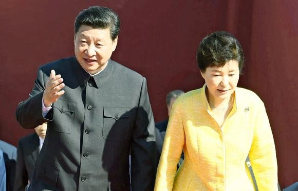 Người Hàn Quốc đã từng đặt rất nhiều hy vọng vào Chủ tịch Trung Quốc Tập Cận Bình trong vấn đề phi hạt nhân hóa bán đảo Triều Tiên. Và giờ họ đang phải xem lại niềm tin của mình. Chủ tịch Trung Quốc Tập Cận Bình đón Tổng thống Hàn Quốc Park Geun-hye đến dự duyệt binh 3/9/2015. Ảnh: Nikkei.