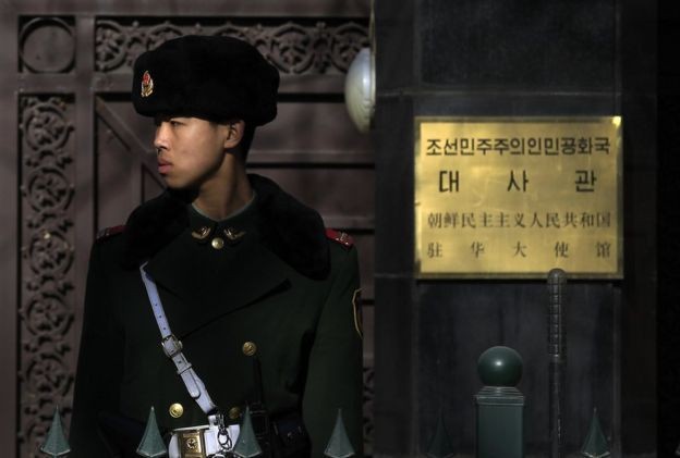 Lính Trung Quốc gác trước cửa đại sứ quán Triều Tiên ở Bắc Kinh, ảnh: AP/BBC.