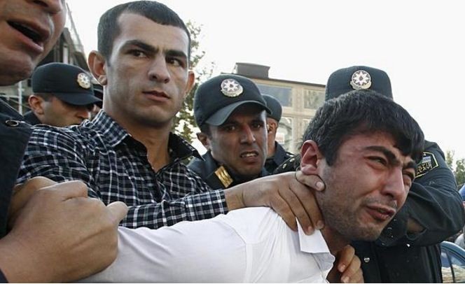 Chính quyền Azerbaijan đàn áp người biểu tình. Ảnh: Reuters.
