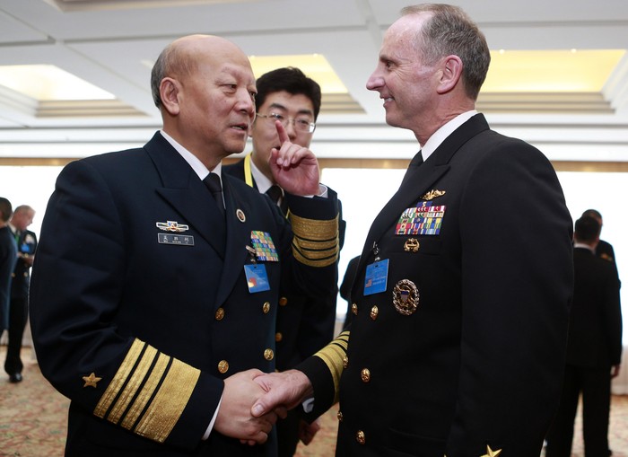 Tư lệnh Hải quân Trung Quốc Ngô Thắng Lợi và Tham mưu trưởng Hải quân Hoa Kỳ John Richardson, ảnh: Reuters.