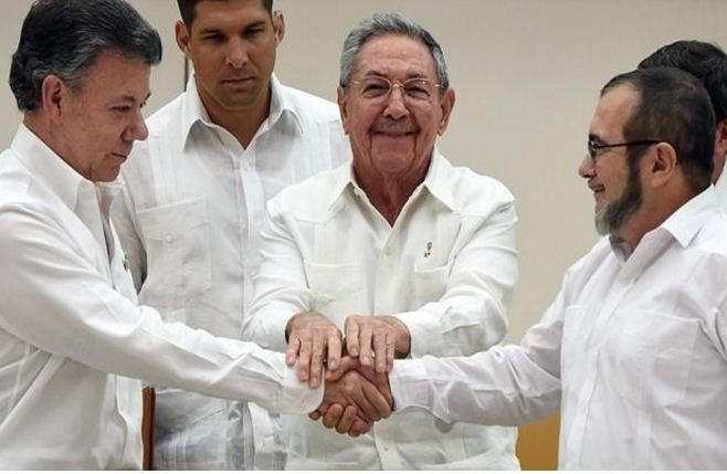 Chủ tịch Cuba Raul Castro cùng Tổng thống Colombia Juan Manuel Santos và lãnh đạo lực lượng FARC Rodrigo Londono. Ảnh: Getty Images.