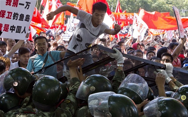 Năm 2012, những cuộc biểu tình chống Nhật Bản nổ ra gần như trên khắp lãnh thổ Trung Quốc. Chủ nghĩa cực đoan một khi được kích hoạt, nó có thể vượt tầm kiểm soát. Ảnh: The Telegraph.