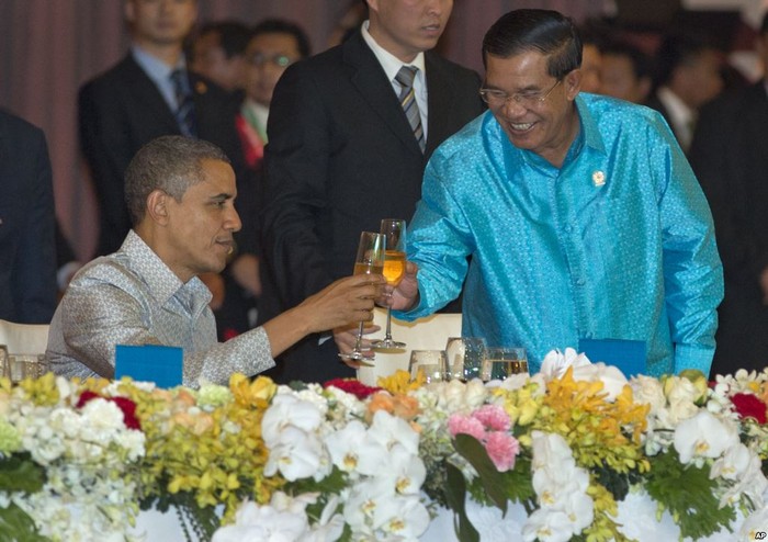 Tổng thống Mỹ Barack Obama và Thủ tướng Campuchia Hun Sen, ảnh: VOA.