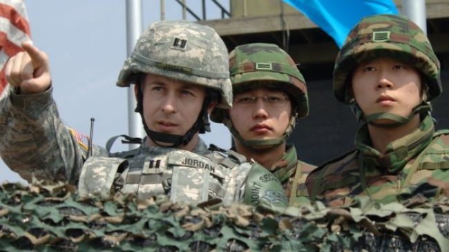 28 ngàn quân và nhiều vũ khí hiện đại của Mỹ đang hiện diện tại Hàn Quốc được coi như chiếc ô an ninh của Seoul, &quot;Mỹ rút quân&quot; là đề tài cấm kỵ ở Hàn Quốc. Ảnh: toptenz.net.