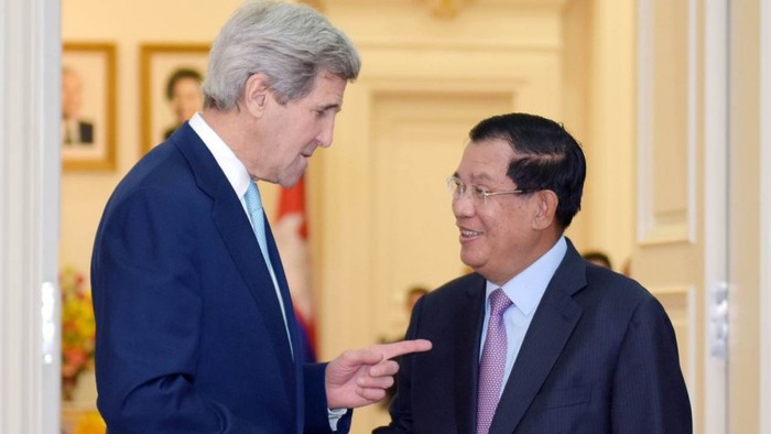 Ngoại trưởng Mỹ John Kerry và Thủ tướng Campuchia Hun Sen. Ảnh: SCMP.