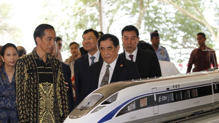 Tổng thống Indonesia Joko Widodo tham quan mô hình đường sắt cao tốc mà nhà thầu Trung Quốc dự kiến xây dựng, ảnh: SCMP.