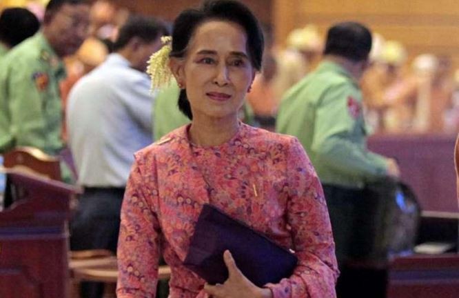 Lãnh tụ NLD Aung San Suu Kyi tham dự phiên họp đầu tiên của Quốc hội mới Myanmar. Ảnh: EPA.