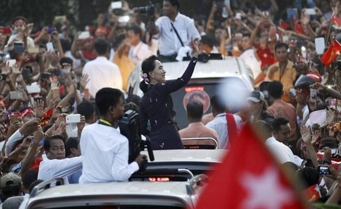 Quyền lực luôn thuộc về nhân dân. Lực lượng cầm quyền chỉ được nhân dân ủy nhiệm nắm giữ quyền lực. Hình ảnh nhân dân Myanmar ủng hộ NLD. Ảnh: Reuters.