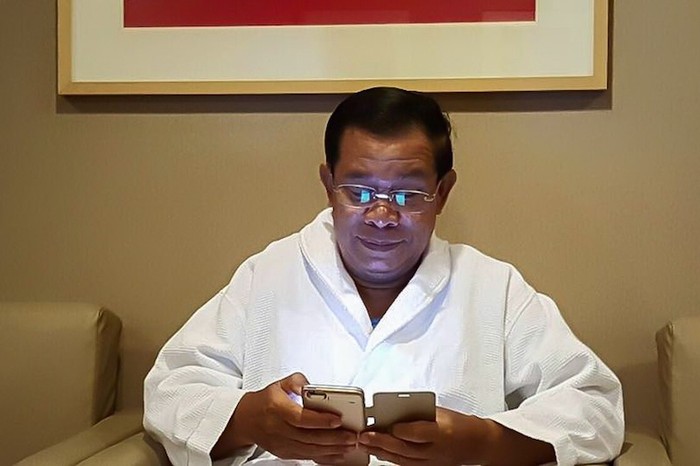 Hình ảnh ông Hun Sen sử dụng điện thoại thông minh để truy cập Facebook được đăng trên tài khoản của Thủ tướng Campuchia hôm Thứ Ba, ảnh: The Cambodia Daily.