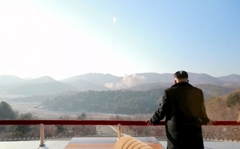 Nhà lãnh đạo CHDCND Triều Tiên Kim Jong-un theo dõi vụ phóng tên lửa, ảnh: Reuters.