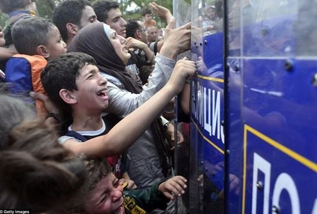 Người dân nhập cư từ Trung Đông và Bắc Phi – gánh nặng khủng khiếp cho Châu Âu. Ảnh: Getty Images.
