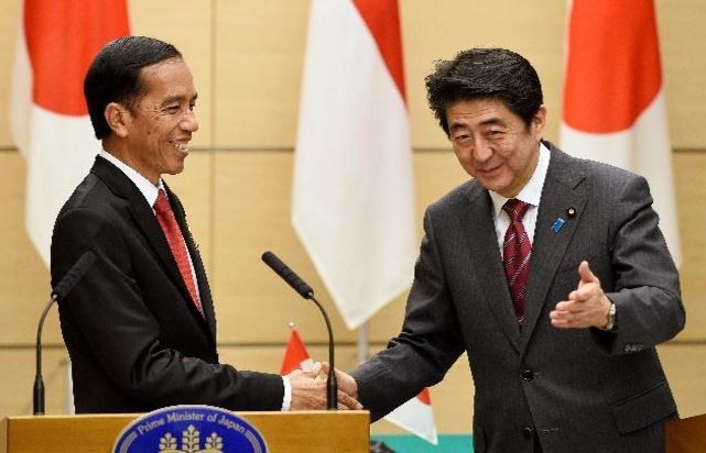 Dù Thủ tướng Shinzo Abe rất cố gắng nhưng vẫn không giúp nhà thầu Nhật Bản được Tổng thống Joko Widodo lựa chọn, vì Trung Quốc đã thắng do đi ngược quy trình. Ảnh: Forbes.com.