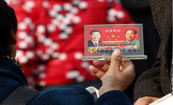 Hình ành cố Chủ tịch Mao Trạch Đông và Chủ tịch Tập Cận Bình trên một biểu trưng của người dân Trung Quốc. Ảnh: picture.dot.news.