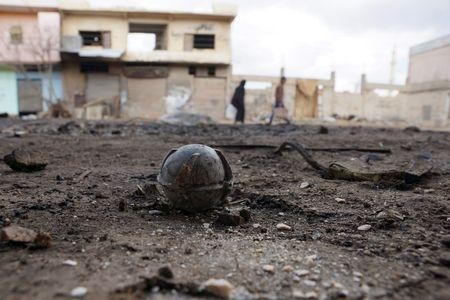 Bom đạn nước ngoài đang hàng ngày hàng giờ cày xới Syria, ảnh: Reuters.