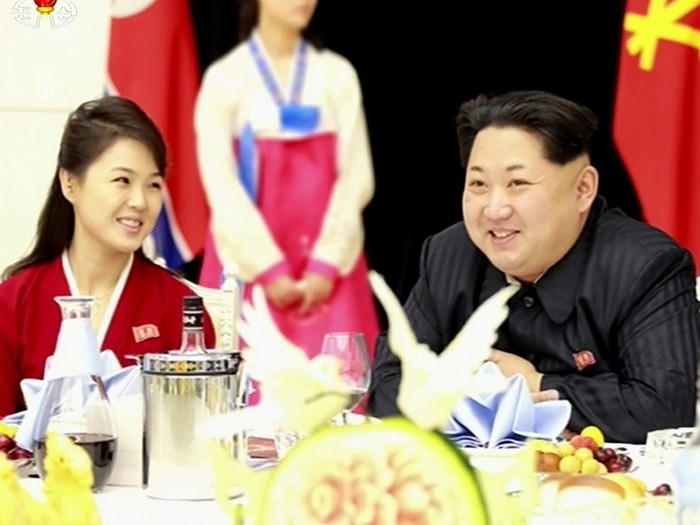 Vợ chồng nhà lãnh đạo CHDCND Triều Tiên Kim Jong-un và Ri Sol-ju tham dự tiệc mừng công phóng tên lửa, ảnh: Đa Chiều.