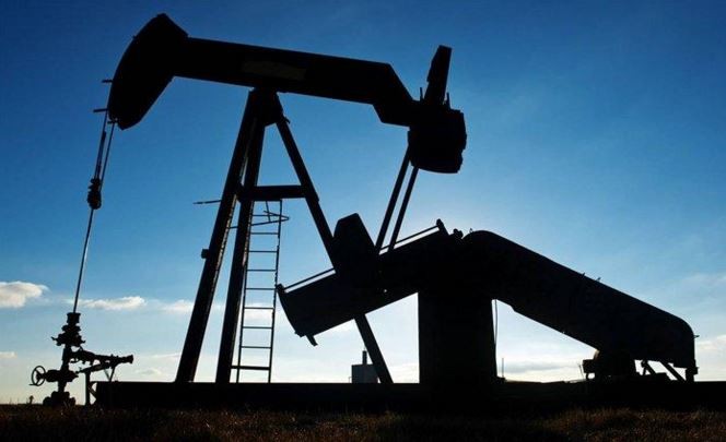Lượng dự trữ dầu của Mỹ đã đạt mức dư thừa và khả năng tiêu thụ giảm nên không thể hưởng lợi trực tiếp từ giá dầu giảm. Ảnh: Bloomberg.