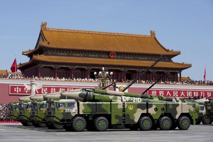 Tên lửa chiến lược Trung Quốc diễu qua Thiên An Môn trong cuộc duyệt binh 3/9 năm ngoái, ảnh: Reuters.