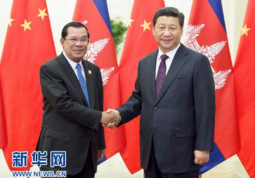 Thủ tướng Campuchia Hun Sen và Chủ tịch Trung Quốc Tập Cận Bình. Campuchia là nước nhận được viện trợ lớn nhất từ Trung Quốc hiện nay. Ảnh: Tân Hoa Xã.