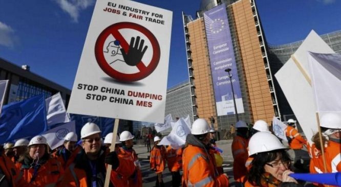 Biểu tình chống thép giá rẻ Trung Quốc tại Châu Âu. Ảnh: Reuters.