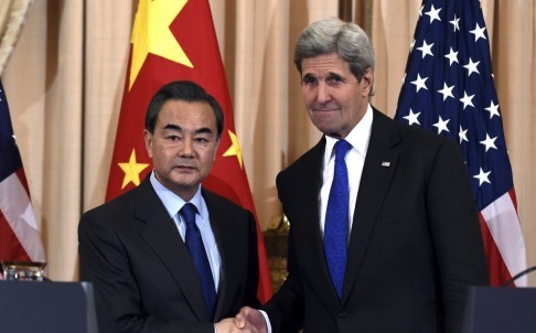 Ngoại trưởng Trung Quốc Vương Nghị và Ngoại trưởng Hoa Kỳ John Kerry, ảnh: AP.