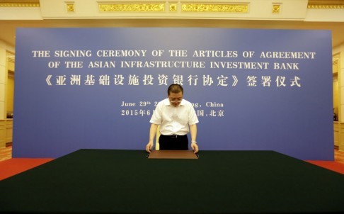 Một quan chức Bộ Tài chính Trung Quốc chuẩn bị cho lễ ký kết thành lập AIIB, ảnh: SCMP.