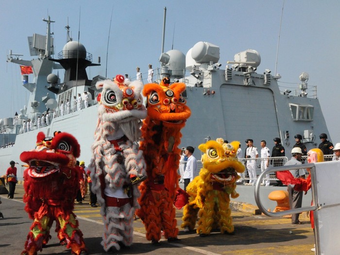 Campuchia cho cả đội múa lân ra chào mừng chiến hạm Trung Quốc ghé thăm, ảnh: Đa Chiều.