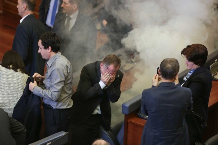 Bom khói do phe đối lập ném vào phòng họp Quốc hội Kosovo. Ảnh: Visar Kryeziu, AP