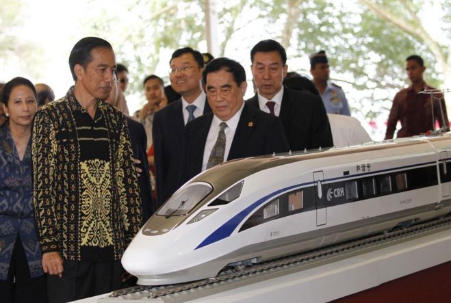 Tổng thống Indonesia Joko Widodo và lãnh đạo ngành đường sắt Trung Quốc Sheng Guangzu tham dự một buổi lễ động thổ cho tuyến đường sắt tốc độ cao Jakarta-Bandung – một sản phẩm của “ngoại giao đường sắt với đầy sự chân thành&quot; của Trung Quốc. Ảnh: Reuters.