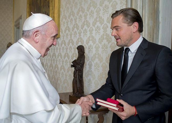 Leonardo DiCaprio gặp Giáo hoàng Francis để thảo luận về biến đổi khí hậu. Ảnh: Movies News.