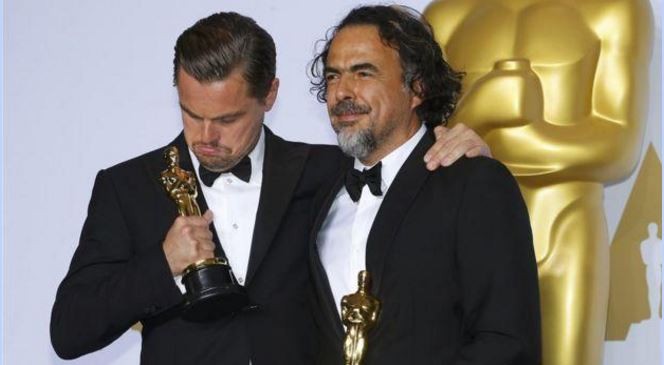 Leonardo DiCaprio và đạo diễn cho Alejandro Inarritu trong buổi lễ trao giải Oscar. Ảnh: Reuters.