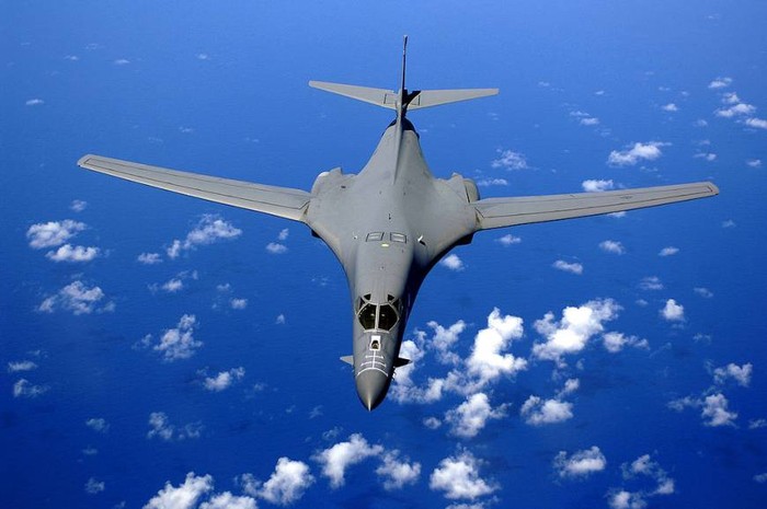Máy bay ném bom chiến lược B-1 của Hoa Kỳ đang tìm cách được hiện diện thường xuyên tại Úc để đối phó với các tình huống bất trắc ở Biển Đông. Dù là đồng minh an ninh của Mỹ, Canberra vẫn lưỡng lự trước yêu cầu này. Ảnh: The Japan Times.