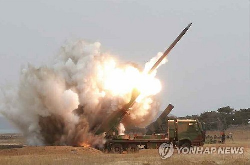 Triều Tiên công bố ảnh phóng tên lửa tầm ngắn trong lúc căng thẳng leo thang trên bán đảo, ảnh: Yonhap News.